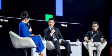 Ông Hà Trung Kiên, Phó Chủ tịch G-Group (giữa) thảo luận tại sự kiện “Vietnam Future Economy Summit 2025”.