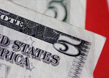 Tăng dữ dội, giá USD chợ đen áp sát 28.000 đồng