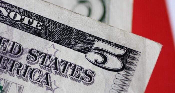 Tăng dữ dội, giá USD chợ đen áp sát 28.000 đồng