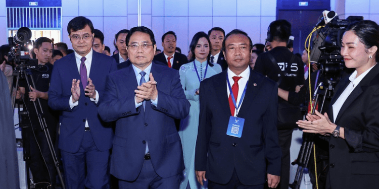 Thủ tướng Phạm Minh Chính cùng các đại biểu tham dự Đại hội đại biểu toàn quốc Hội Doanh nhân trẻ Việt Nam lần thứ VIII, nhiệm kỳ 2025-2030. (Ảnh: VGP)