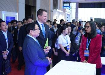Thủ tướng Phạm Minh Chính, Giám đốc điều hành WEF Stephan Mergenthaler tham quan triển lãm trong khuôn khổ Diễn đàn Kinh tế mùa Thu 2025 tại TP. Hồ Chí Minh sáng 26/11.
