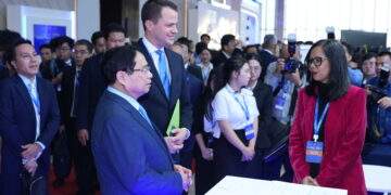 Thủ tướng Phạm Minh Chính, Giám đốc điều hành WEF Stephan Mergenthaler tham quan triển lãm trong khuôn khổ Diễn đàn Kinh tế mùa Thu 2025 tại TP. Hồ Chí Minh sáng 26/11.