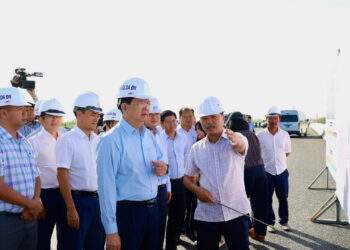 Chủ đầu tư báo cáo tiến độ dự án Vành đai 3 qua địa phận Đồng Nai với Phó thủ tướng và đoàn công tác, ngày 25/11/2025. Ảnh: Như Ngọc