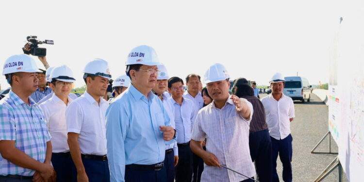 Chủ đầu tư báo cáo tiến độ dự án Vành đai 3 qua địa phận Đồng Nai với Phó thủ tướng và đoàn công tác, ngày 25/11/2025. Ảnh: Như Ngọc