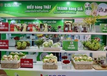 Gian trưng bày các sản phẩm nông sản thật - giả.