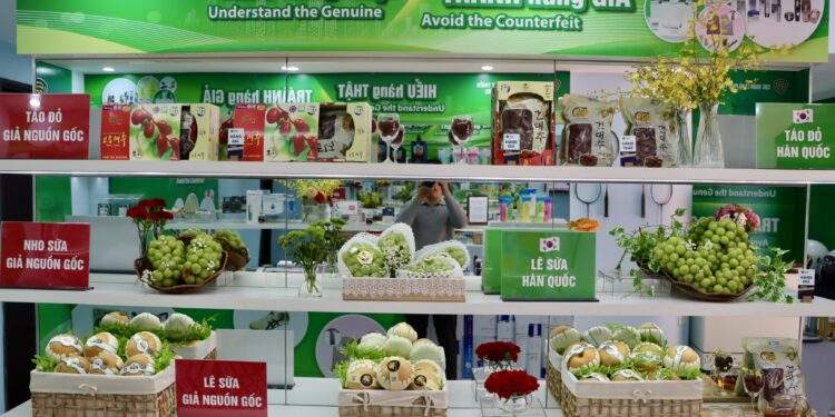 Gian trưng bày các sản phẩm nông sản thật - giả.