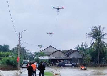 UAV vận chuyển nhu yếu phẩm đến bà con vùng bị lũ lụt miền Trung  - Ảnh 1