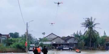 UAV vận chuyển nhu yếu phẩm đến bà con vùng bị lũ lụt miền Trung - Ảnh 1