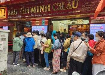 Vàng nhẫn lao dốc, người dân tranh thủ xếp hàng đi mua