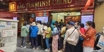Vàng nhẫn lao dốc, người dân tranh thủ xếp hàng đi mua