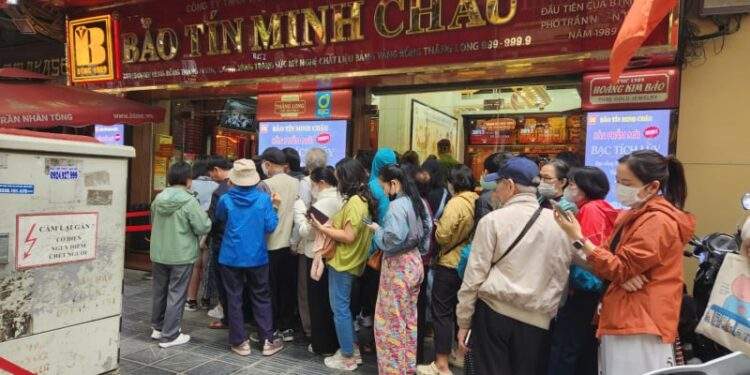 Vàng nhẫn lao dốc, người dân tranh thủ xếp hàng đi mua