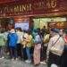 Vàng nhẫn lao dốc, người dân tranh thủ xếp hàng đi mua