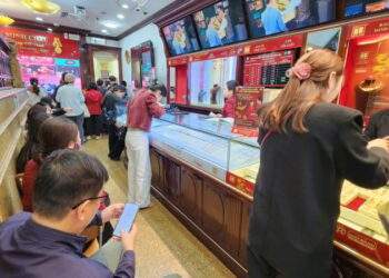 Vàng nhẫn quay đầu giảm, nhà vàng bán tháo, chuyên gia dự đoán điều gì khi Fed vẫn 'án binh bất động'?