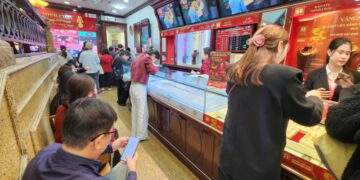 Vàng nhẫn quay đầu giảm, nhà vàng bán tháo, chuyên gia dự đoán điều gì khi Fed vẫn 'án binh bất động'?