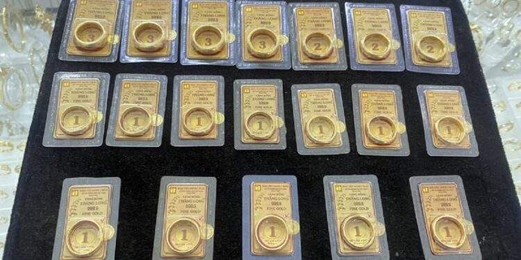 Vàng trong nước neo ở mức cao, thế giới có vượt ngưỡng quan trọng?