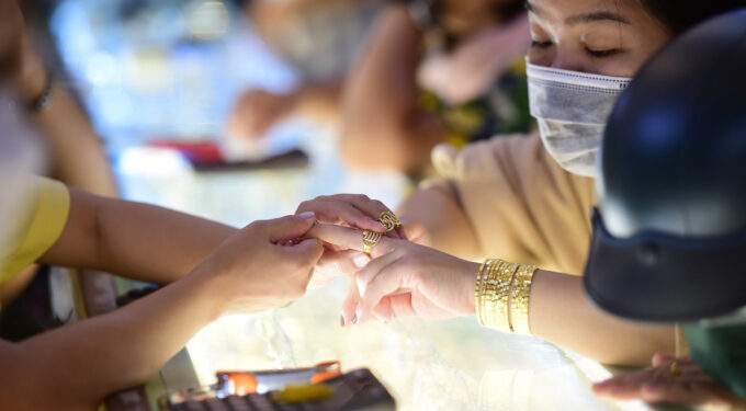 Vietnam gold price dips - VnExpress International