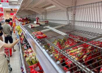 Vietnamese scramble to stockpile food ahead of Typhoon Kalmaegi landfall