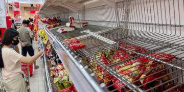 Vietnamese scramble to stockpile food ahead of Typhoon Kalmaegi landfall