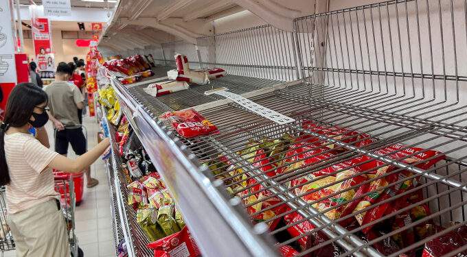 Vietnamese scramble to stockpile food ahead of Typhoon Kalmaegi landfall