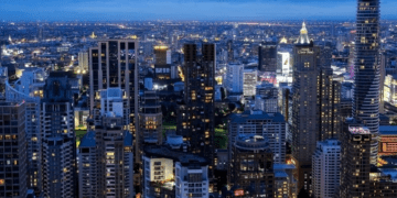 Which Southeast Asian city is rated worst globally for scams and pickpocketing?