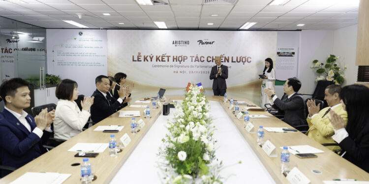 Ông Tăng Văn Khanh, Chủ tịch kiêm CEO Công ty Cổ phần Đầu tư KG Việt Nam - Đại diện thương hiệu Aristino phát biểu tại lễ ký kết.