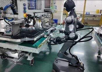 Một robot hình người Xiaomo đang cắm đầu nối pin điện áp cao trên dây chuyền sản xuất của Contemporary Amperex Technology. Ảnh: CATL.