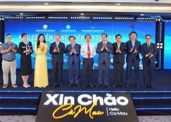 Lãnh đạo tỉnh Cà Mau chụp ảnh lưu niệm cùng đại biểu tham dự Hội nghị.