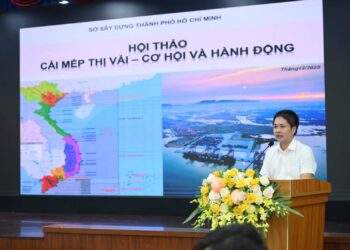 Ông Nguyễn Hữu Hùng Trường - Trưởng phòng Quản lý Đường thủy - Sở Xây dựng TP.HCM cập nhật những thông tin quan trọng về Định hướng quy hoạch và phát triển cảng biển TP.HCM sau sáp nhập tại Hội thảo.