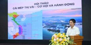 Ông Nguyễn Hữu Hùng Trường - Trưởng phòng Quản lý Đường thủy - Sở Xây dựng TP.HCM cập nhật những thông tin quan trọng về Định hướng quy hoạch và phát triển cảng biển TP.HCM sau sáp nhập tại Hội thảo.