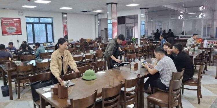 Nhà ăn đã phục vụ nhu cầu cho các tài xế. Ảnh: Trần Tuấn