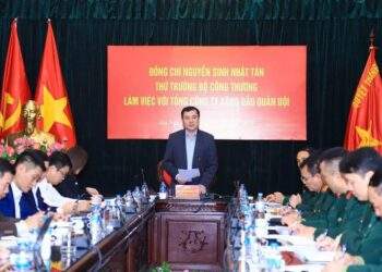 Thứ trưởng Nguyễn Sinh Nhật Tân làm việc với Tổng công ty Xăng dầu Quân đội về kế hoạch cung ứng xăng dầu. Ảnh: MOIT.