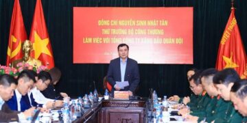 Thứ trưởng Nguyễn Sinh Nhật Tân làm việc với Tổng công ty Xăng dầu Quân đội về kế hoạch cung ứng xăng dầu. Ảnh: MOIT.