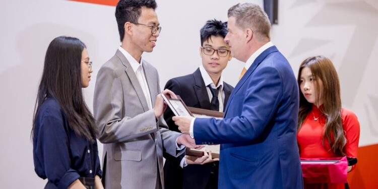 Học bổng giúp sinh viên tiếp cận chương trình quốc tế chất lượng cao với mức đầu tư hợp lý hơn.