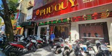 Cửa hàng thừa vàng bán ra, người mua không còn xếp hàng