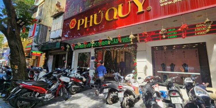 Cửa hàng thừa vàng bán ra, người mua không còn xếp hàng
