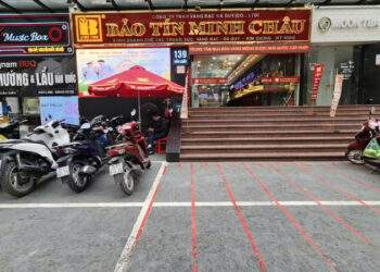 Cửa hàng thừa vàng bán ra, người mua vắng vẻ lạ thường