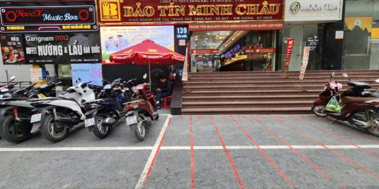 Cửa hàng thừa vàng bán ra, người mua vắng vẻ lạ thường