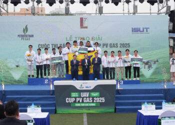 Ban tổ chức trao giải Nhất, Nhì và Ba cho các đội.