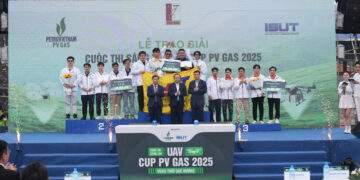 Ban tổ chức trao giải Nhất, Nhì và Ba cho các đội.