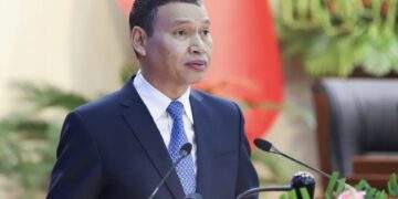 Phó Chủ tịch Thường trực UBND thành phố Hồ Kỳ Minh, báo cáo tình hình kinh tế xã hội thành phố giai đoạn 2021-2025 tại kỳ họp.