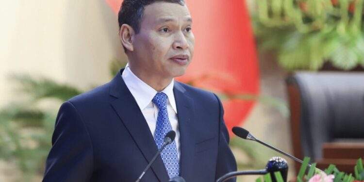 Phó Chủ tịch Thường trực UBND thành phố Hồ Kỳ Minh, báo cáo tình hình kinh tế xã hội thành phố giai đoạn 2021-2025 tại kỳ họp.