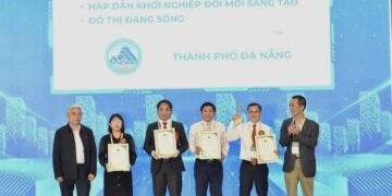 Ông Trần Ngọc Thạch, Phó Giám đốc Sở KHCN Đà Nẵng (người đứng thứ 2 từ phải sang) nhận giải Thành phố điều hành thông minh, hấp dẫn khởi nghjieepj đổi mới, sáng tạo.