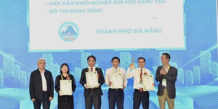 Ông Trần Ngọc Thạch, Phó Giám đốc Sở KHCN Đà Nẵng (người đứng thứ 2 từ phải sang) nhận giải Thành phố điều hành thông minh, hấp dẫn khởi nghjieepj đổi mới, sáng tạo.