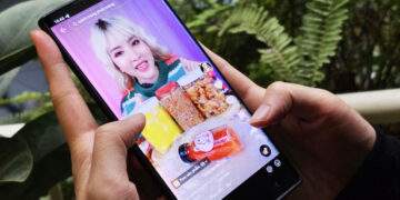 Doanh nghiệp phải trả tiền để KOL trực tiếp đi kiểm định sản phẩm 