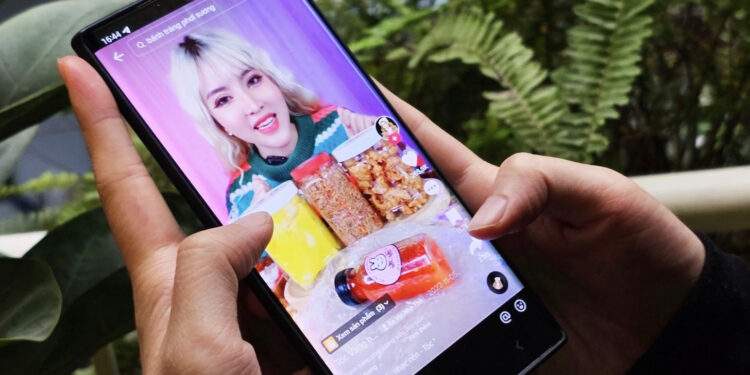 Doanh nghiệp phải trả tiền để KOL trực tiếp đi kiểm định sản phẩm 