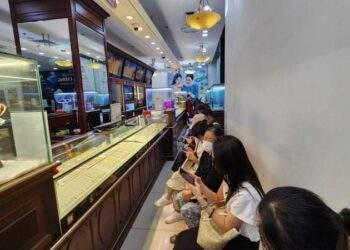 Đồng loạt giảm mạnh, nhà vàng hạn chế bán ra