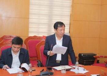  Lãnh đạo Ban Quản lý Dự án đầu tư xây dựng công trình giao thông báo cáo về dự án với lãnh đạo UBND tỉnh Ninh Bình