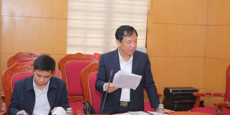 Lãnh đạo Ban Quản lý Dự án đầu tư xây dựng công trình giao thông báo cáo về dự án với lãnh đạo UBND tỉnh Ninh Bình