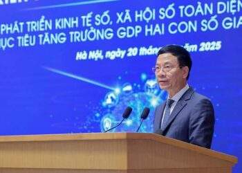 Bộ trưởng Bộ Khoa học và Công nghệ Nguyễn Mạnh Hùng trình bày báo cáo dẫn đề về phát triển kinh tế số và xã hội số Việt Nam - Ảnh: VGP. 