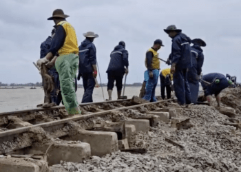 Đường sắt Bắc - Nam thông tuyến sau mưa lũ nặng